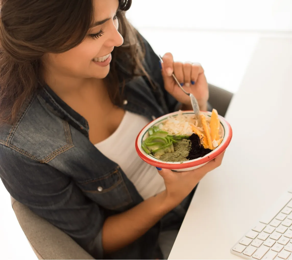 woman having breakfast utc